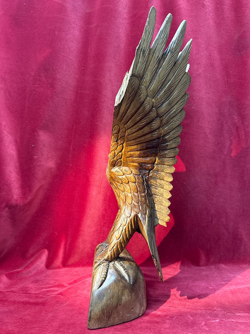 Grande statuette aigle en bois sculpté