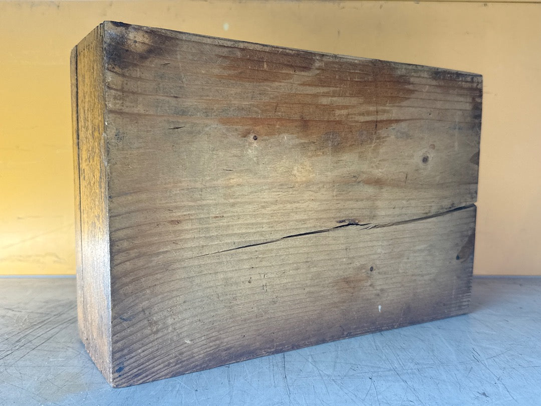 Boîte ancienne en bois – Toilette de pension