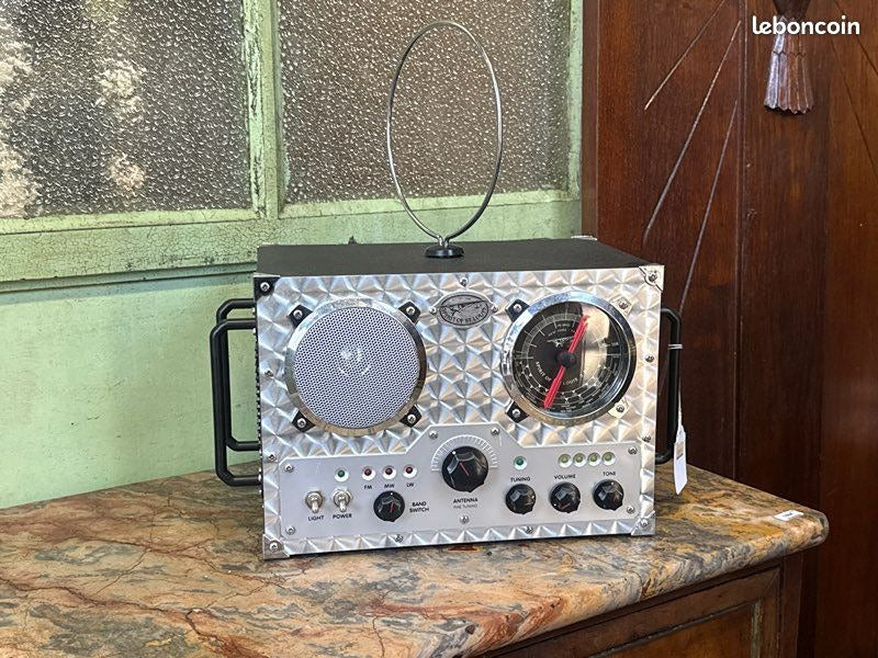 Radio portable Field Radio style industriel argenté