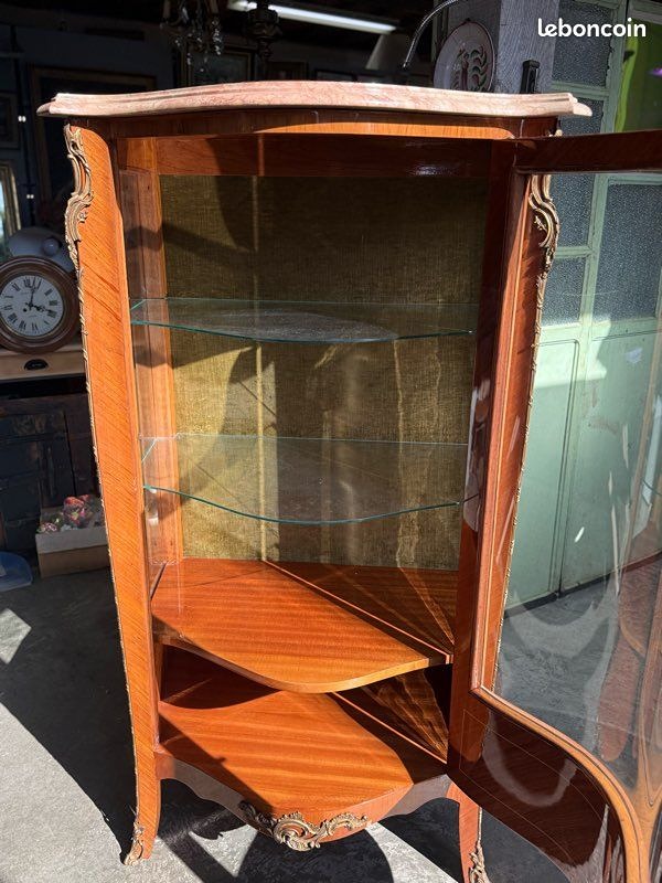 Vitrine – Style Louis Xv – Ornement – Marqueterie et Bronze / Laiton