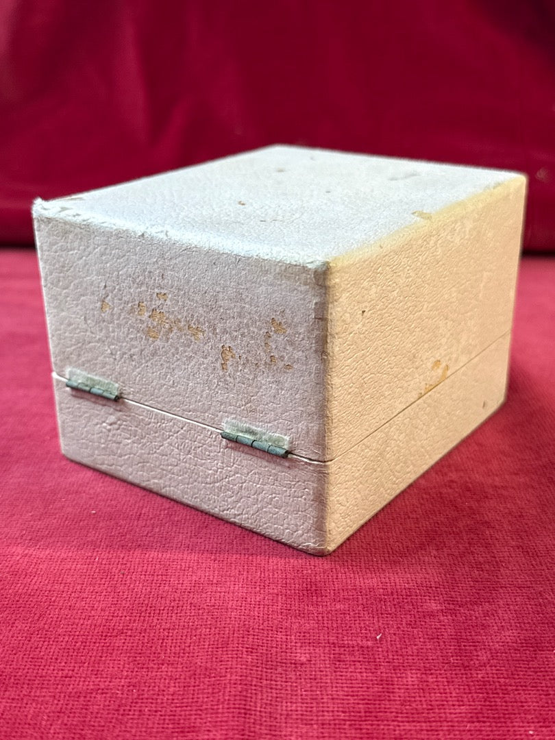 Timbale en métal argenté sur pied ajouré, avec écrin