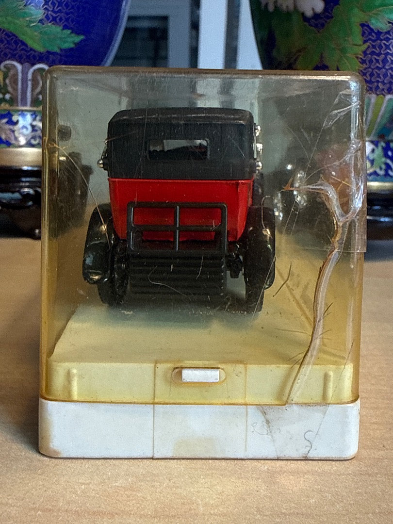 Voiture miniature – Solido Renault 40 Cv – Toy Cars – Rouge et noir vintage