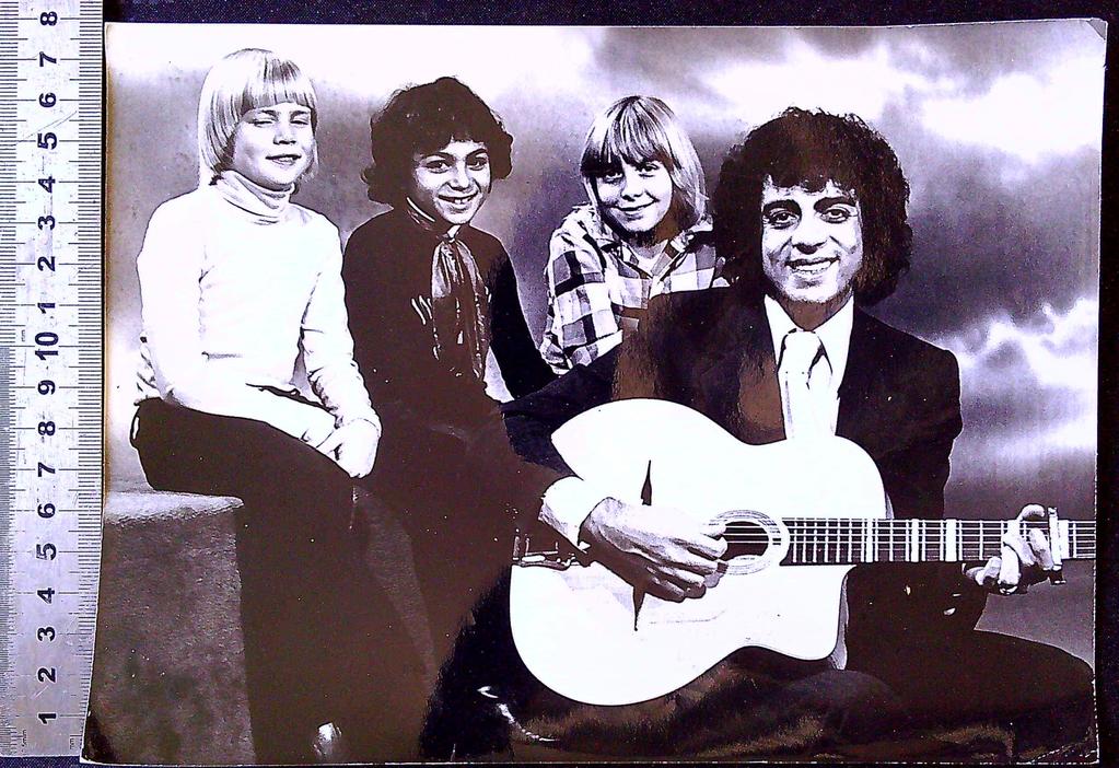 Photo vintage Paolo Rosini – Memorabilia – Portrait Enrico Macias guitare