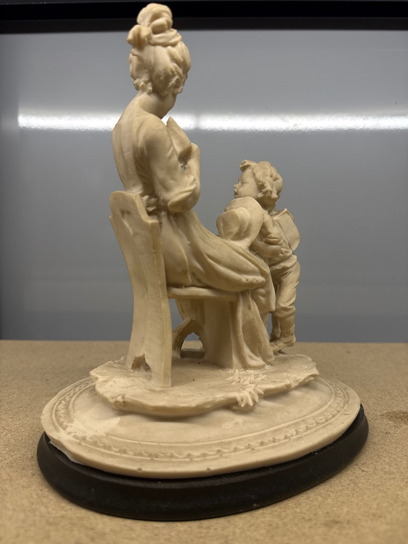 Statuette – Ornements – Femme et enfant lecture vintage