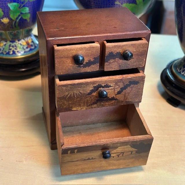 Cabinet Miniature Marqueterie bois Représentant le Mont Fugi