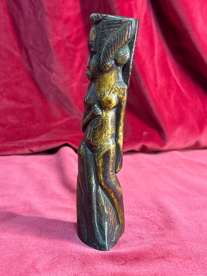 Statuette femme en corne sculptee artisanale