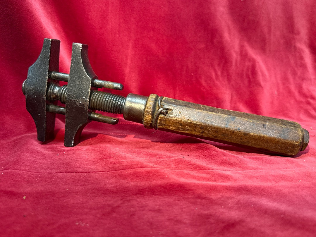 Clé anglaise Etau a main ancien bois et acier