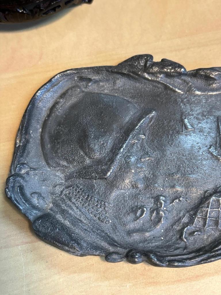 Ancien vide poche en étain représentant le bord de mer