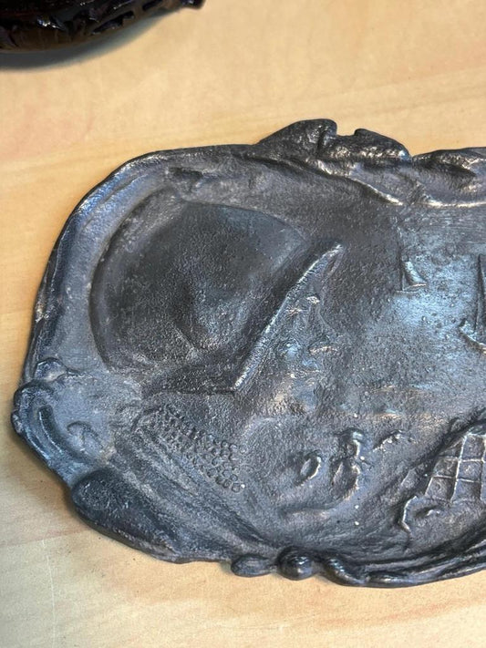 Ancien vide poche en étain représentant le bord de mer