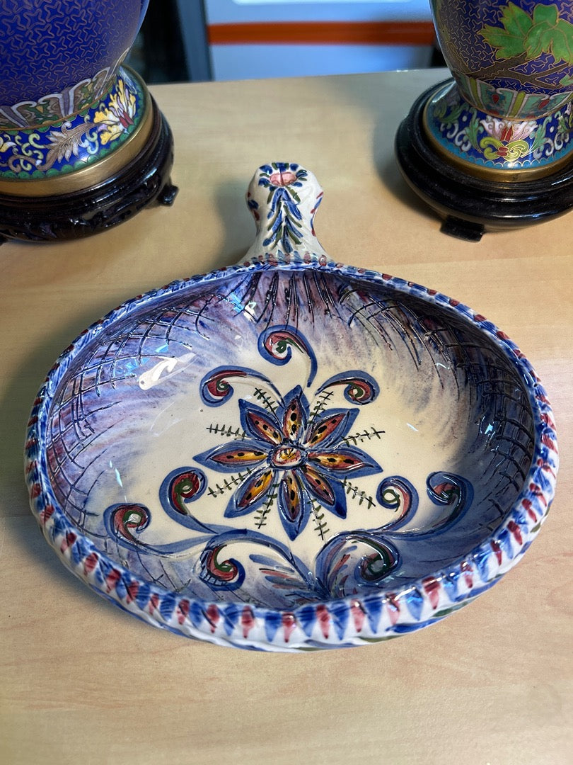 Plat À Oreille – Leray – Céramique – Motif Floral Bleu Et Violet