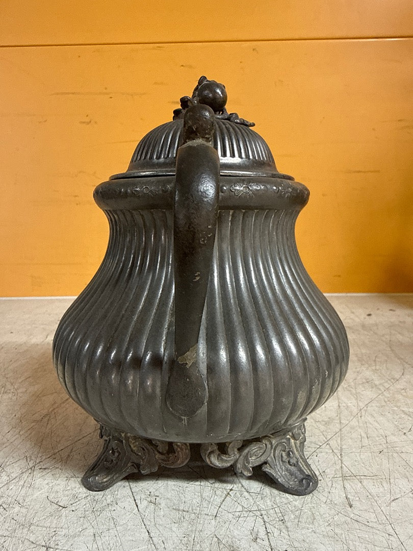 Pot en étain – Décoration – Ancien pot couvert godronné