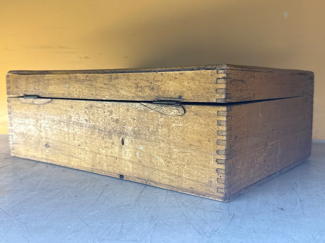 Boîte ancienne en bois – Toilette de pension
