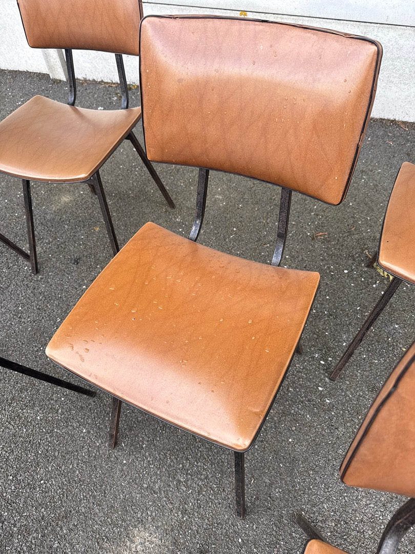 Lot de 8 chaises – Vintage – Mobilier – Skaï camel pieds métal