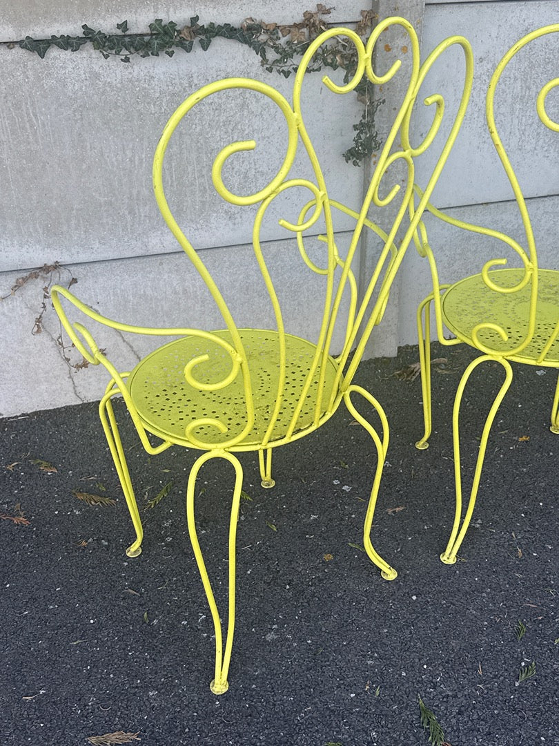 Paire de fauteuils de jardin en fer forgé jaune
