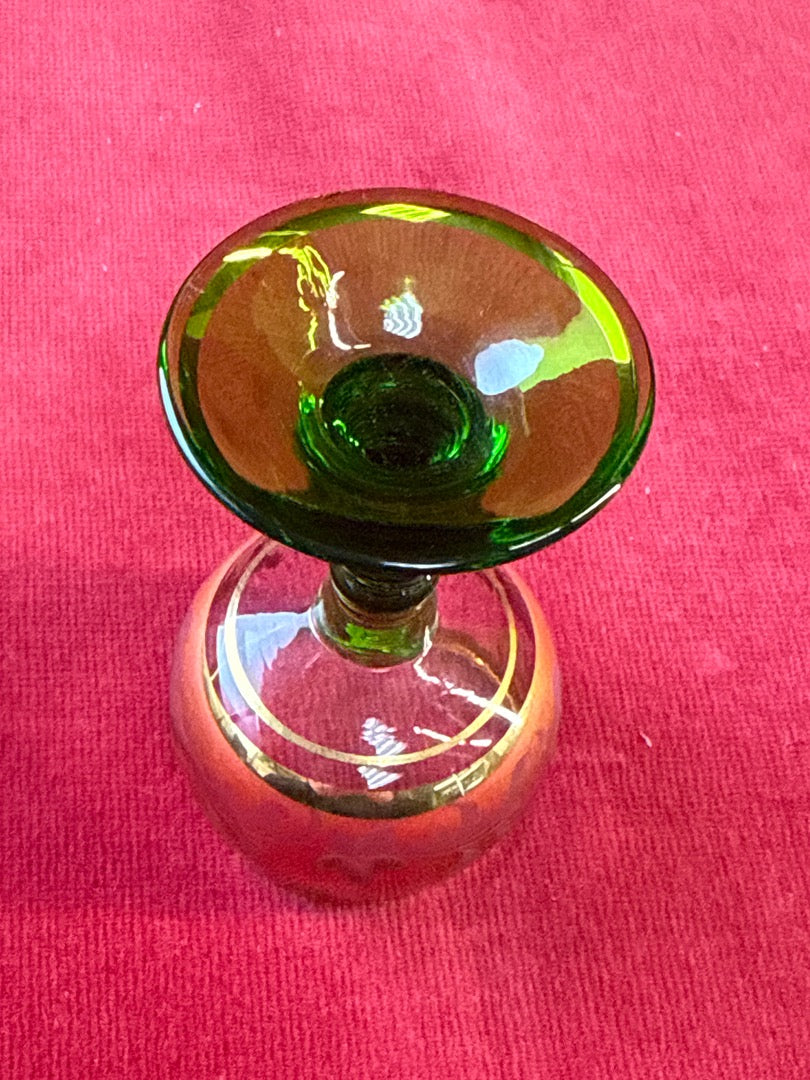 Petit verre à pied vert, décor floral rouge et doré