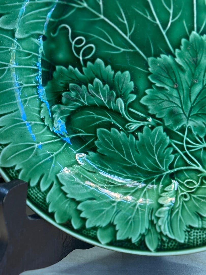 Assiette Barbotine – Décor Feuilles – Art De La Table – Vert Émaillé