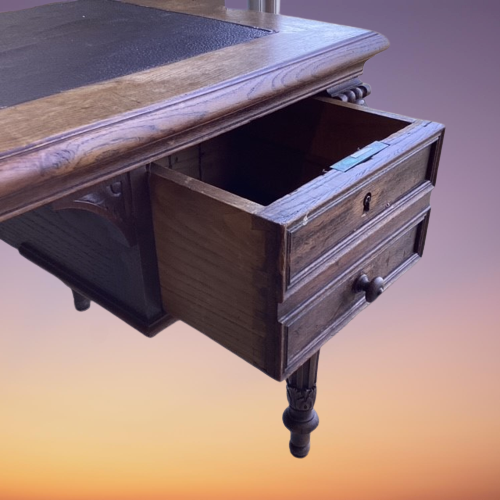 Ancien Bureau à Tiroirs en Pieds Sculptés