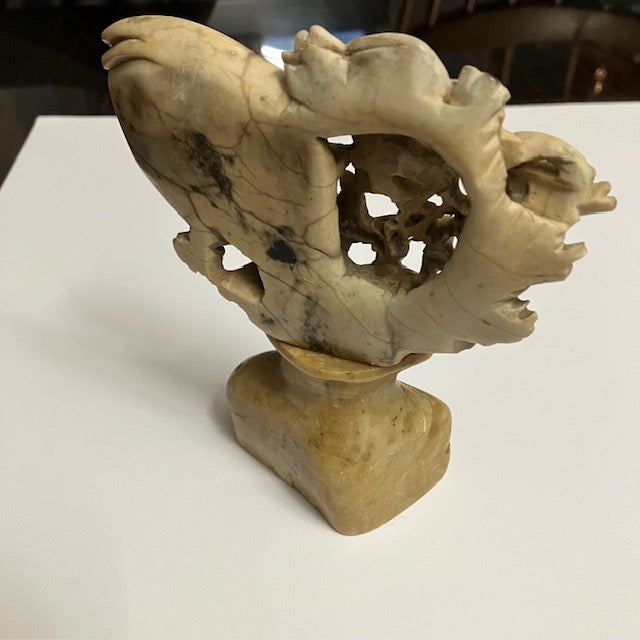 Sculpture En Pierre Naturelle Représentation Végétale