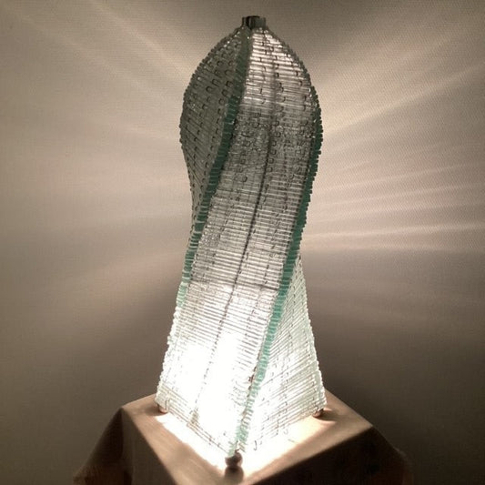Lampe à poser en lamelles de verre, forme de tour torsadée