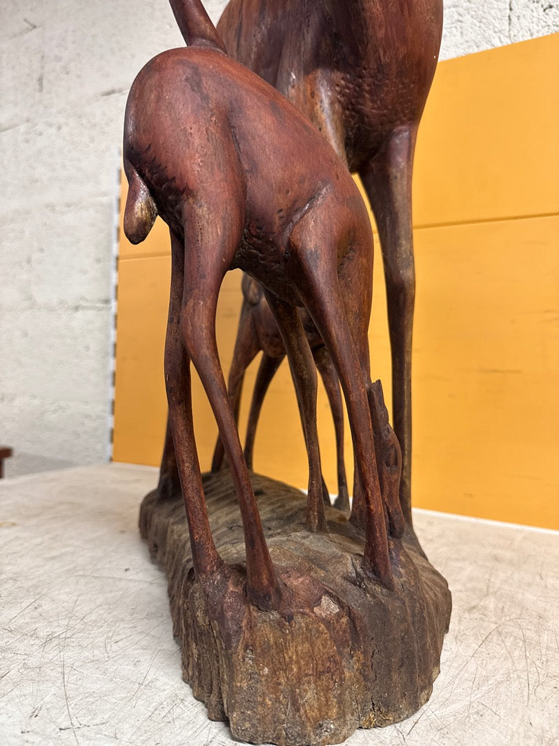 Sculpture – Biche et ses faons en bois sculpté