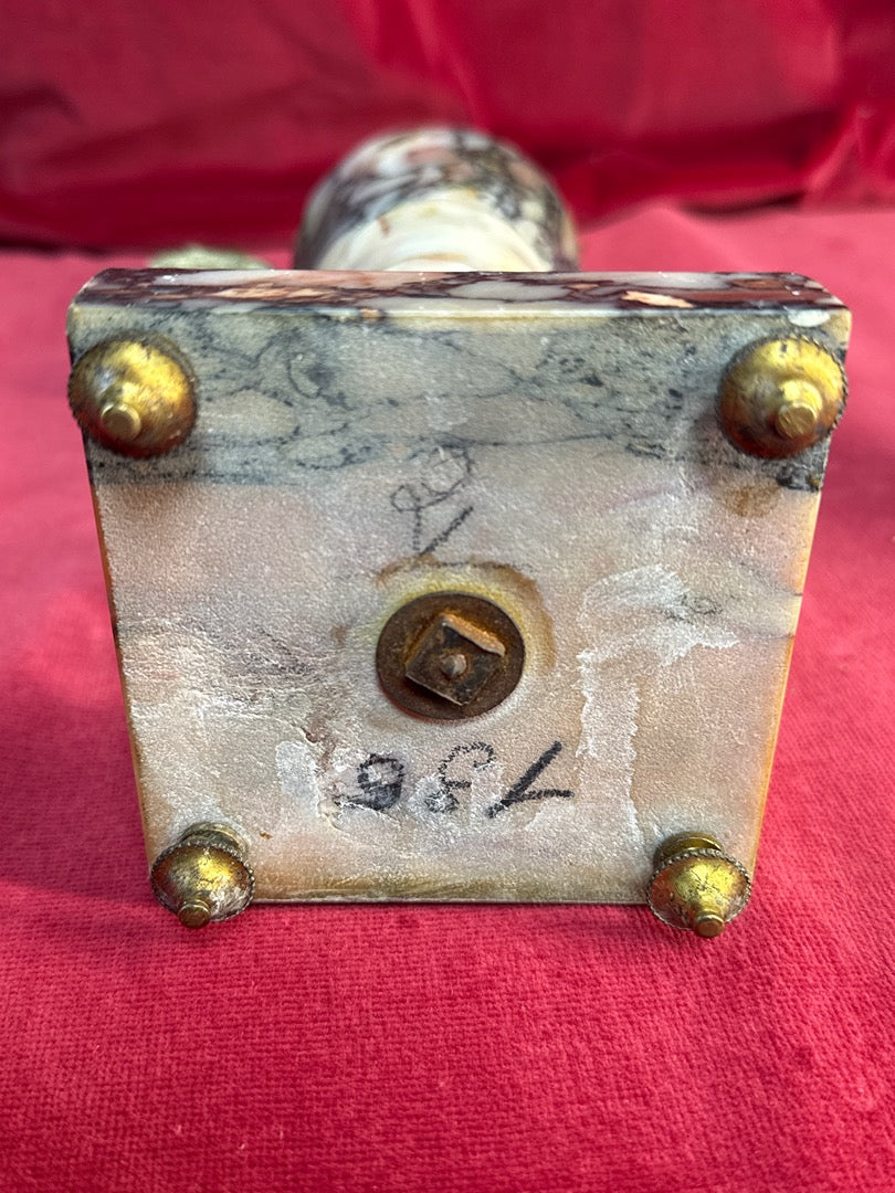 Paire de cassolettes décoratives en marbre veiné et métal doré