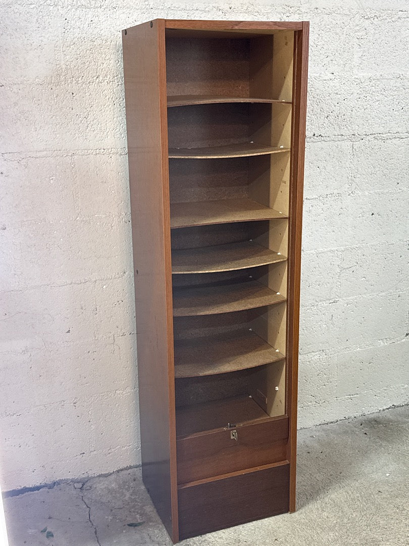 Meuble de rangement vintage – Colonne à rideau en bois