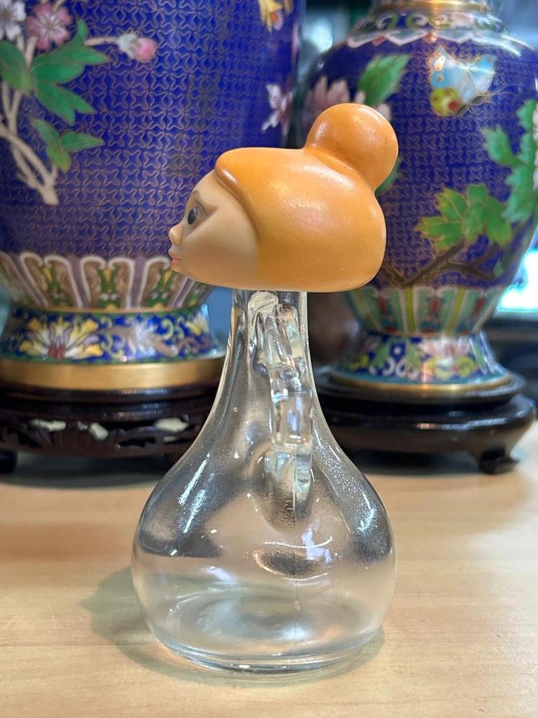Petite bouteille en verre avec tête de femme