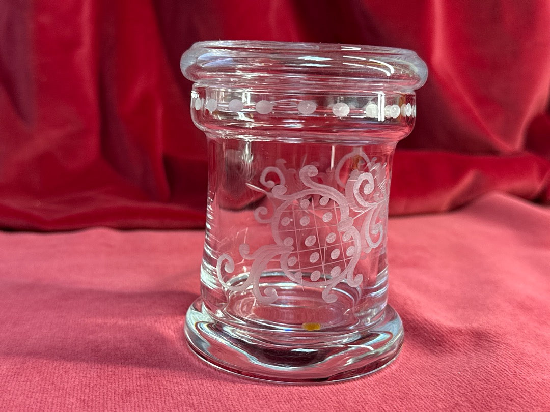 Pot en verre gravé à volutes et feuillages, avec couvercle