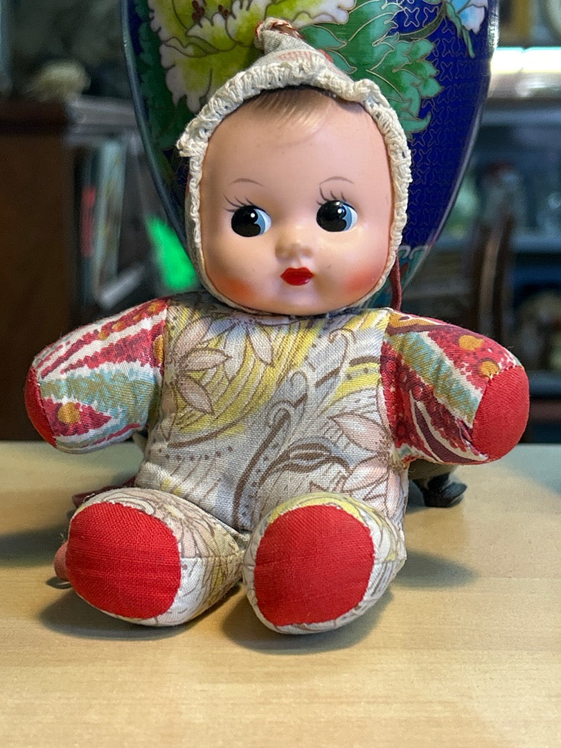 Petite poupée en chiffon Pouet ancienne corps en tissu tête plastique Bella