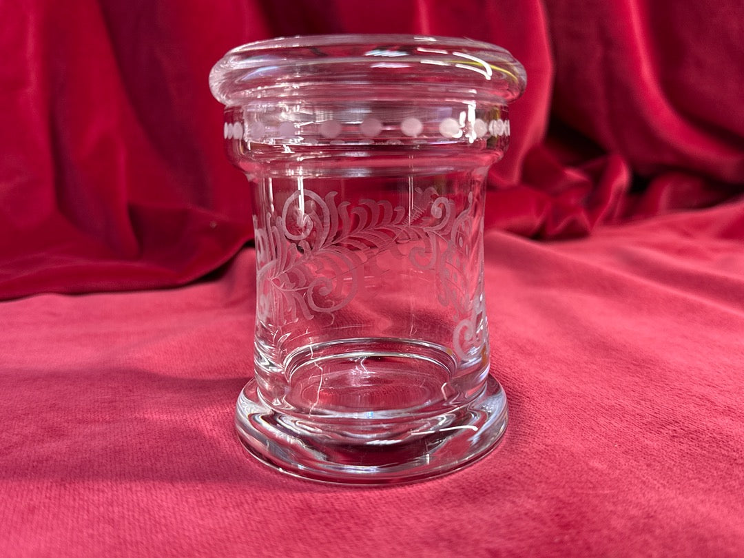 Pot en verre gravé à volutes et feuillages, avec couvercle