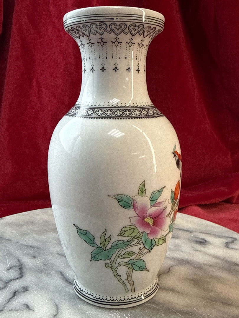Paire de vases en porcelaine, oiseaux et fleurs polychromes