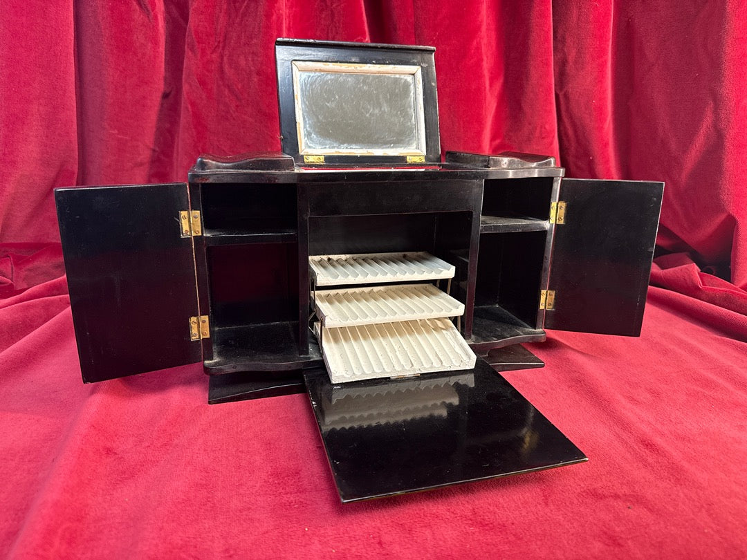 Coffret à cigarettes en bois laqué, décor de palmiers et inscription Hiep Hoa