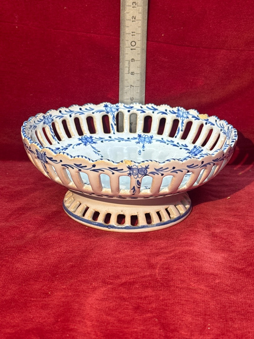 Coupe sur pied ajourée en céramique bleue et blanche
