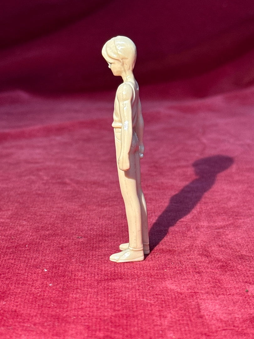Figurine plastique anime personnage masculin beige