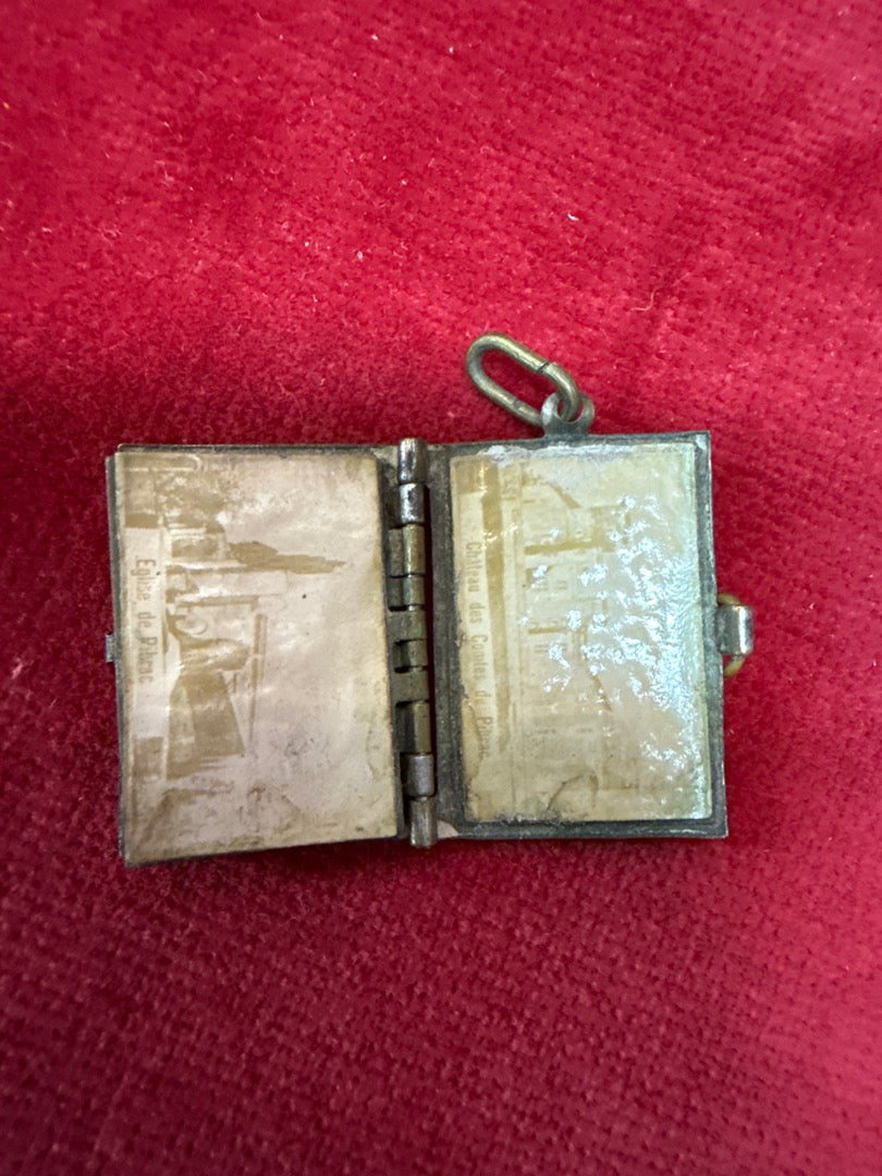 Pendentif livre Souvenir de Pibrac Sainte Germaine métal
