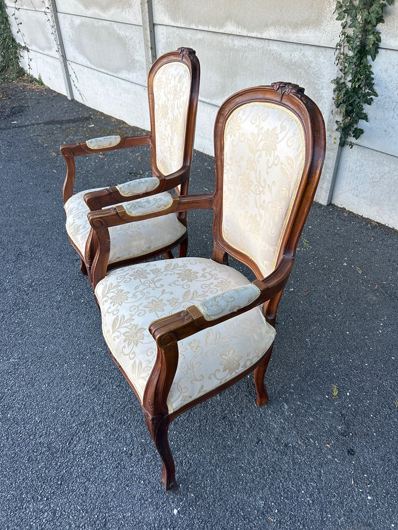 Paire de fauteuils style Louis Xv en bois et tissu beige