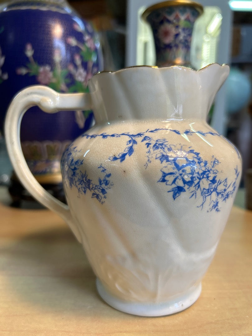 Pichet Staffordshire blanc à fleurs bleues