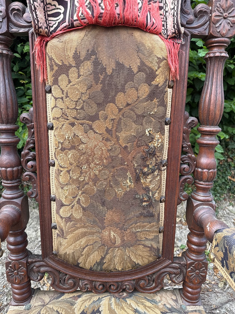Fauteuil Haute Époque – Mobilier – Bois Sculpté Tapisserie