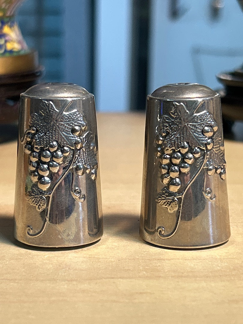 Salière Et Poivrière – Métal Argenté – Art De La Table – Motif Raisin
