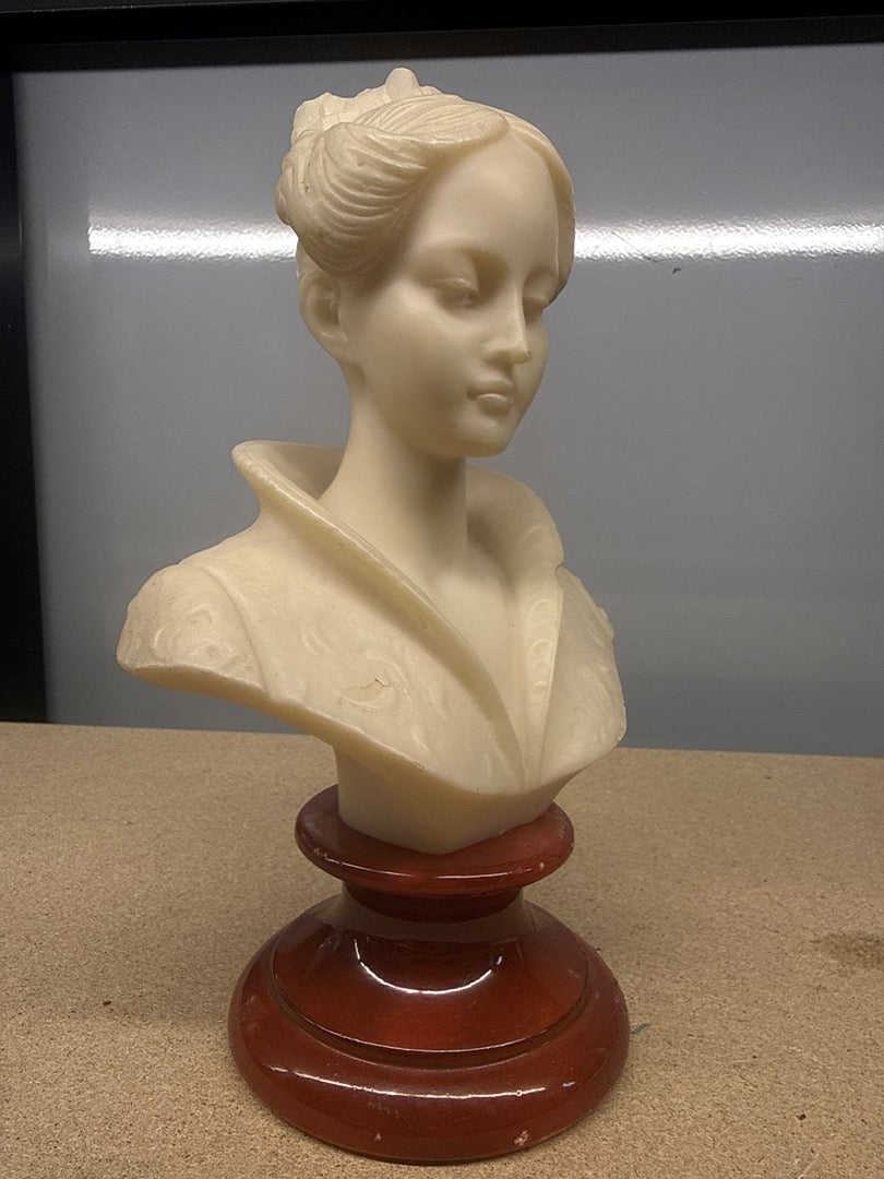 Buste de femme – albâtre ou pierre sculptée – Ornements – Vintage ivoire socle rouge