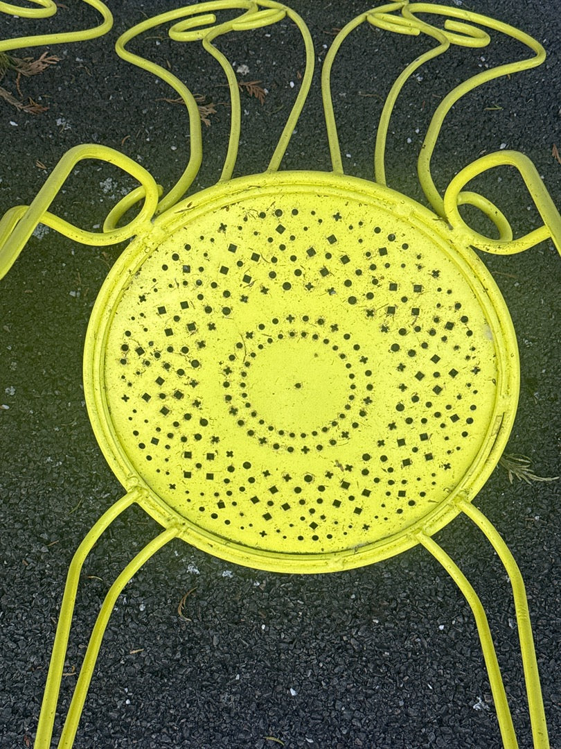 Paire de chaises de jardin en métal jaune perforé