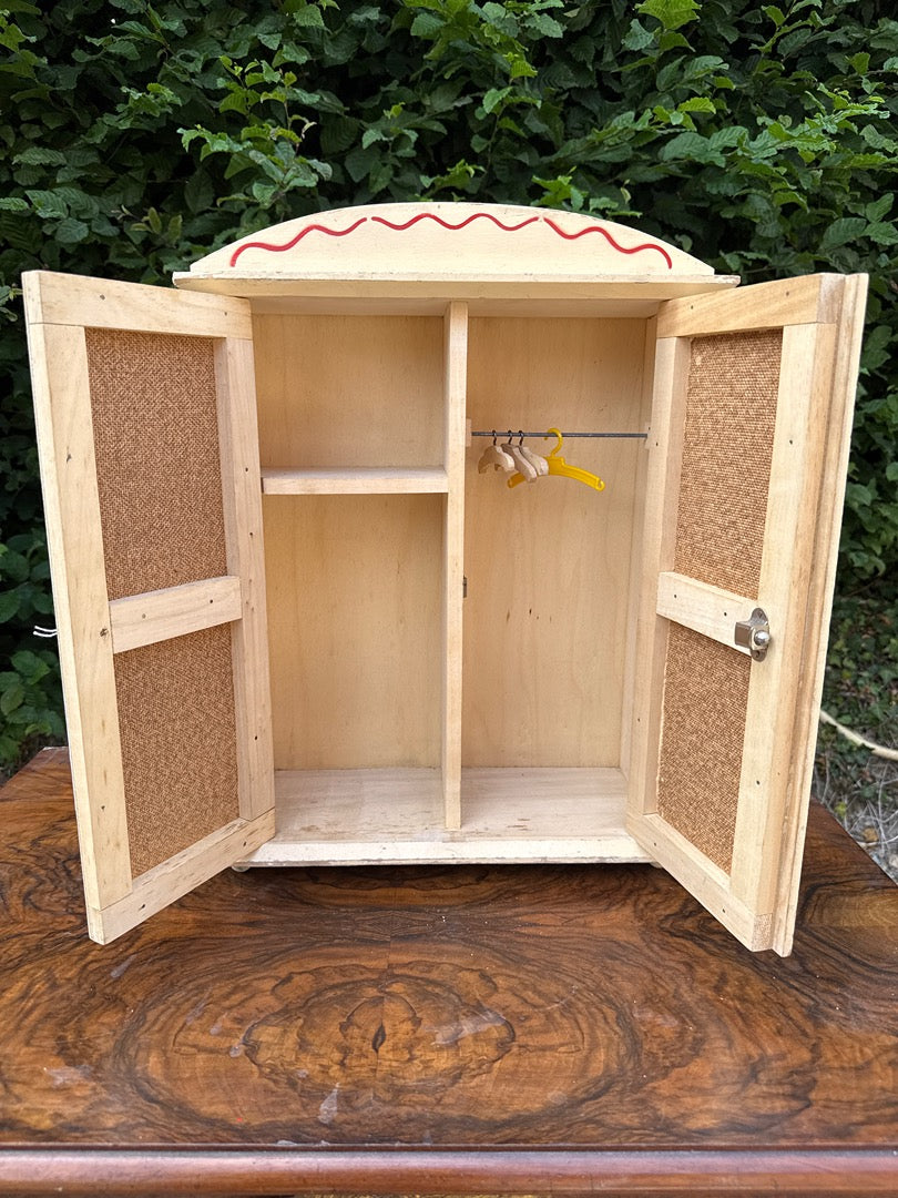 Armoire de poupée – Vintage – Jouet – Bois peint