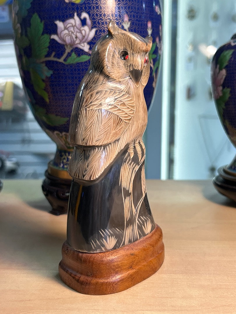 Figurine Chouette / hibou en corne sculptée