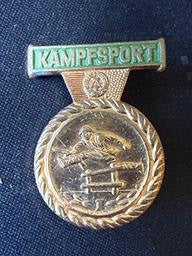Insigne Kampfsport Ddr – Rda – Memorabilia – Sport de combat doré