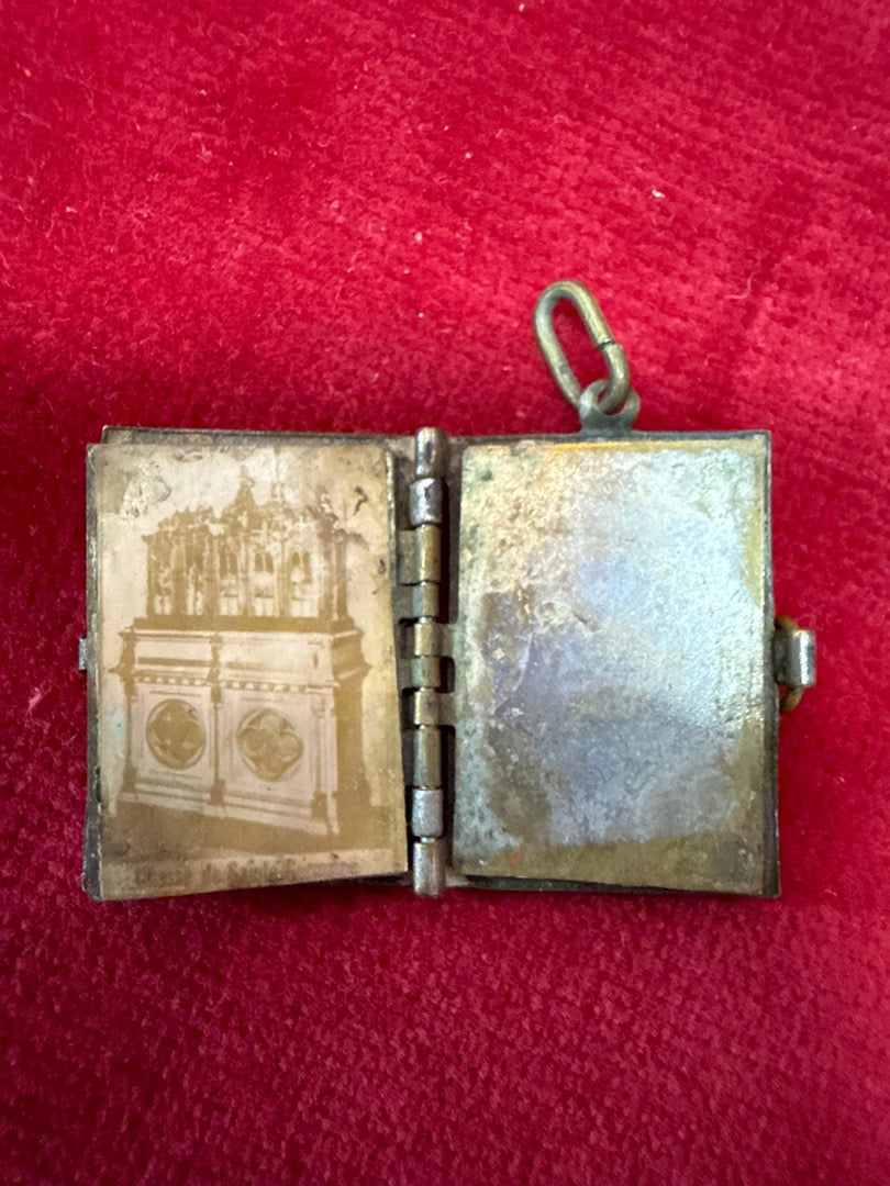 Pendentif livre Souvenir de Pibrac Sainte Germaine métal