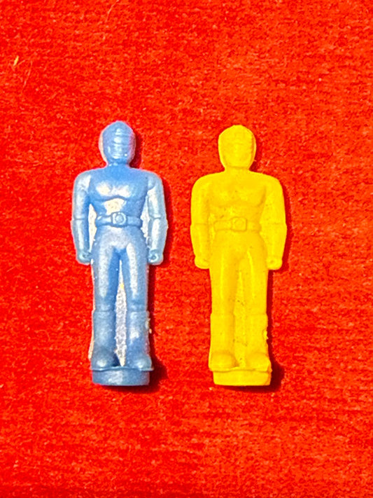 Lot de deux figurines en plastique bleu et jaune