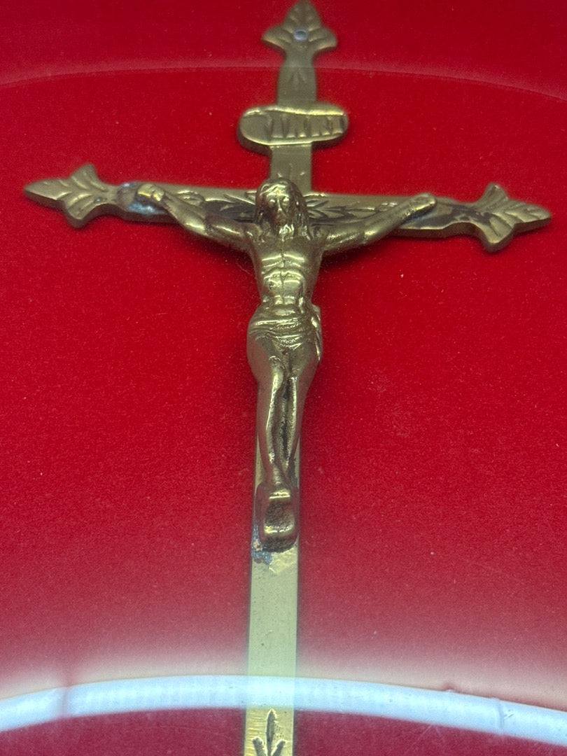 Cadre crucifix style verre bombé – Ornement religieux – Velours rouge et laiton
