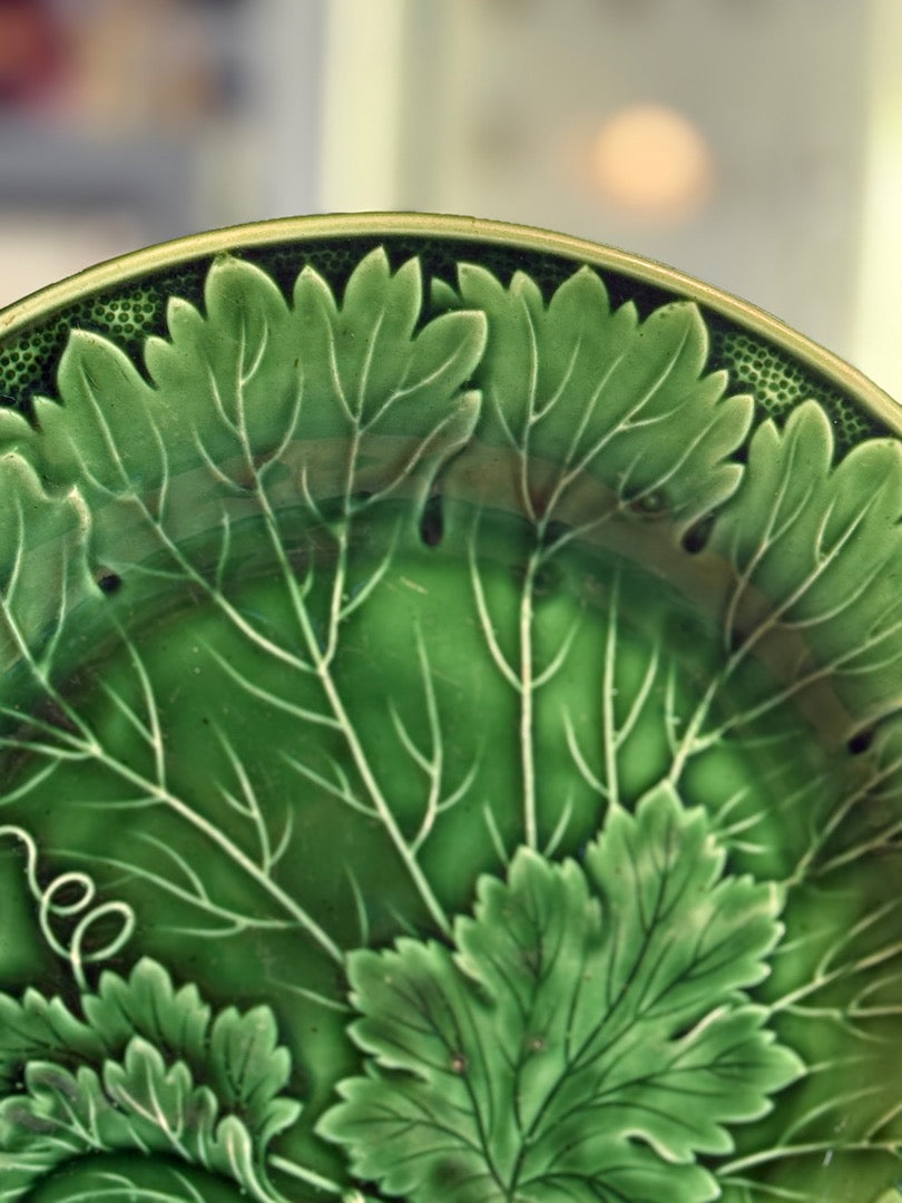 Assiette Barbotine – Décor Feuilles – Art De La Table – Vert Émaillé