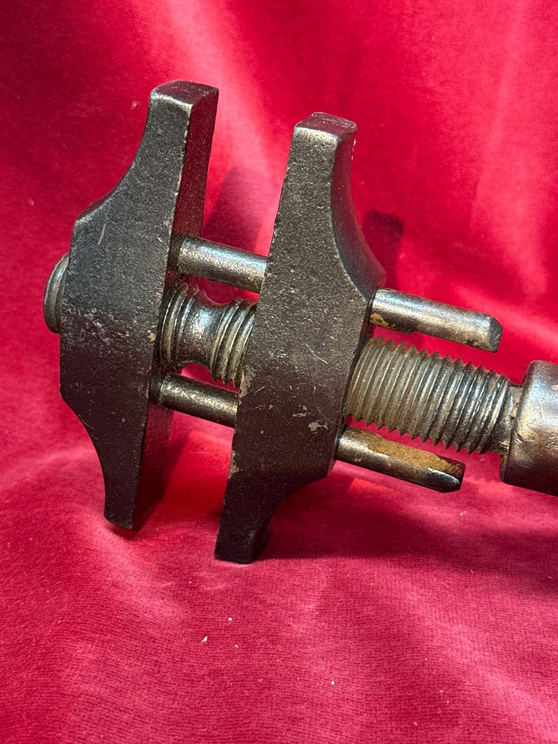 Clé anglaise Etau a main ancien bois et acier