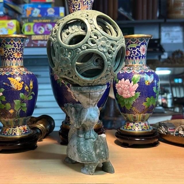 Sculpture Chinoise En Pierre Naturelle Jade Représentant Un dragon Phénix et Une Sphère